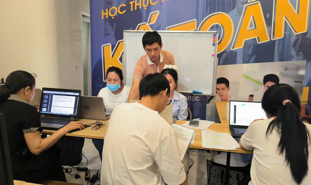 Học viên trong khóa học kế toán tại Quận 7