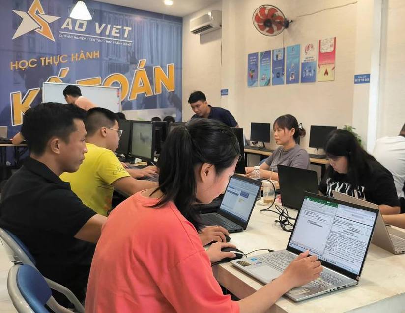 học viên trong khóa học kế toán tại Quận 12