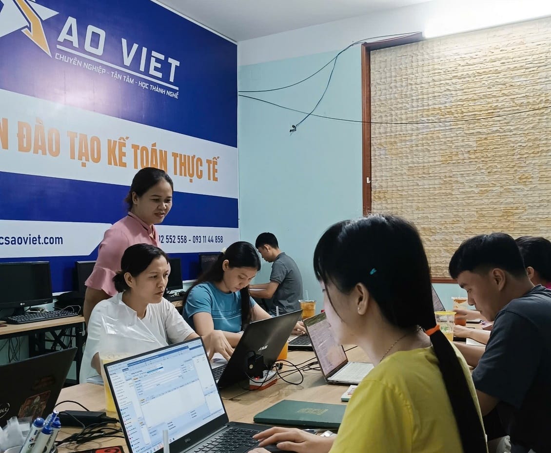 học viên đang định khoản kế toán