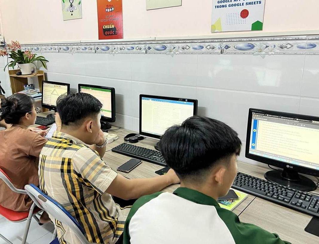 Học viên học Tin Học Cho Hành Chính Nhân Sự