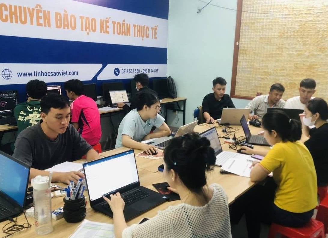 Nhân Viên Hành Chính Nhân Sự Tại Doanh Nghiệp