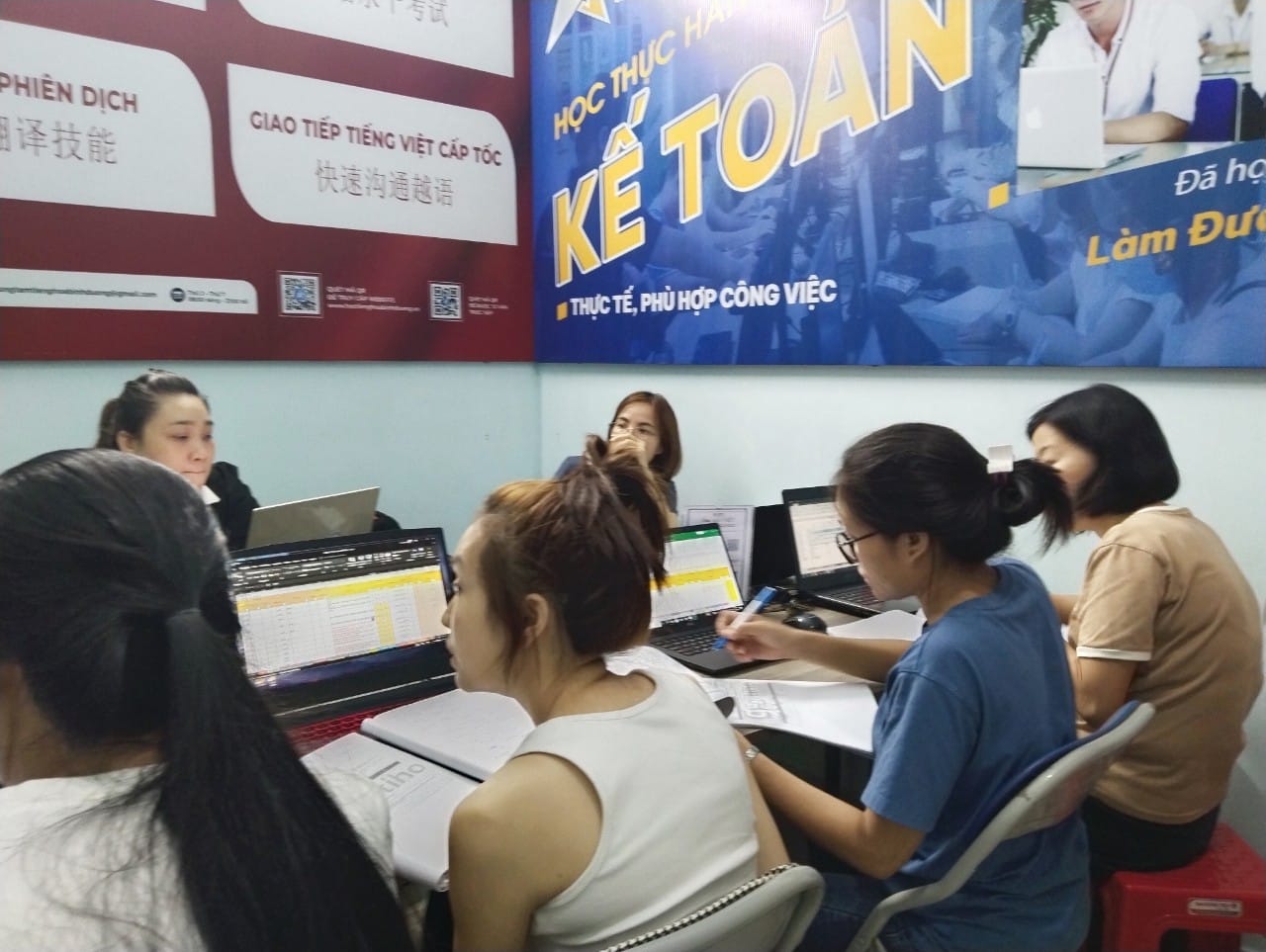 học viên học hành chính nhân sự tại bình dương